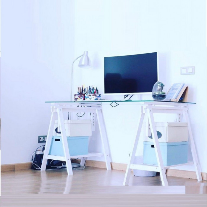 Mesa escritorio con caballetes regulables en altura para ordenador
