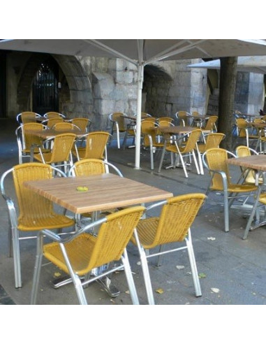 Terraza tipo con muebles de aluminio y parasol kho1032019