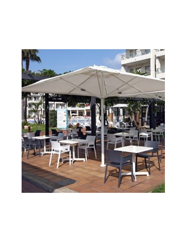 Terraza tipo con muebles de diseño y parasol kho1032020