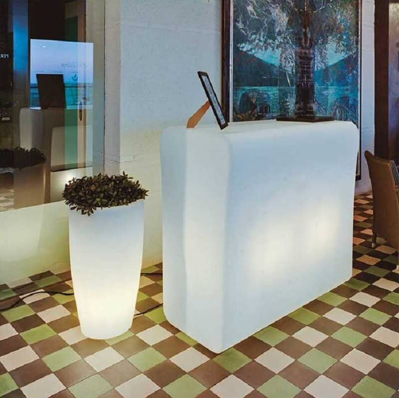 Iluminação e mobiliário com luz
