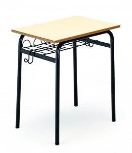 Tavoli e banchi di scuola